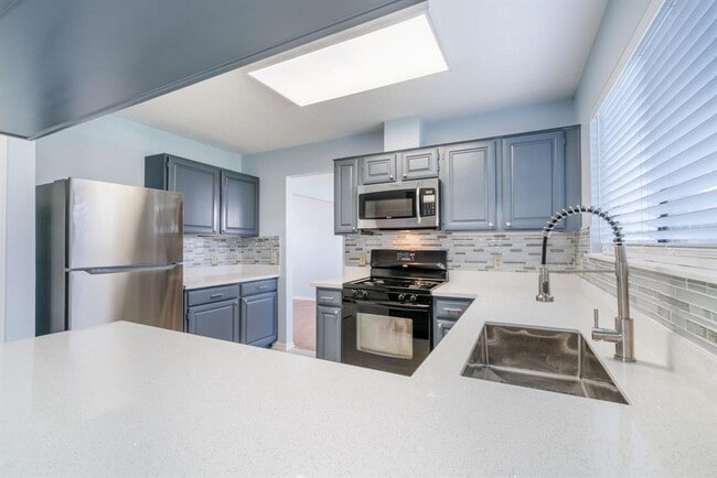 Building Photo - 4330 Heathfield Dr