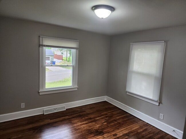 Building Photo - Updated 2 Bed, 1 Bath Home Near Downtown Mount Airy