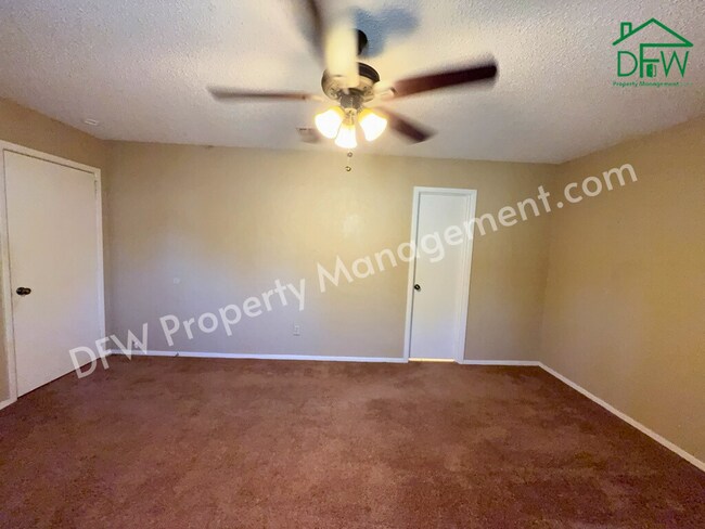 Building Photo - Charming 3-Bedroom Home with Fenced Backyard & Fireplace in Arlington!