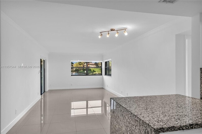 Building Photo - 220 Lakeview Dr