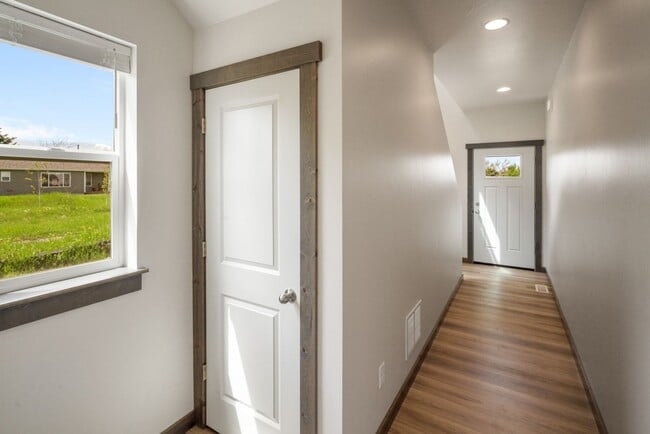Building Photo - Gorgeous 3 Bedroom condos with double stal...