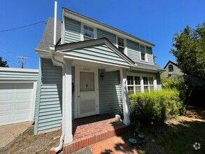 Building Photo - 4 bed/2 bath premier near UO Campus home w...