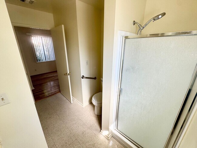 Building Photo - Spacious 2 bedroom, 2 bathroom