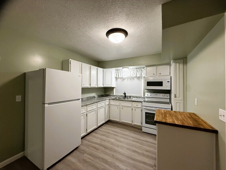 Building Photo - 412 Depot St