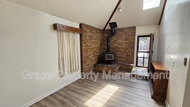 Building Photo - 610 S Eliot St
