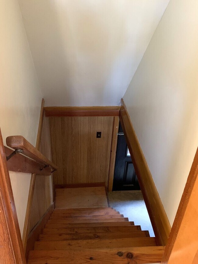 Building Photo - NEW RENT REDUCTION! Charming 3-Bedroom, 1-...