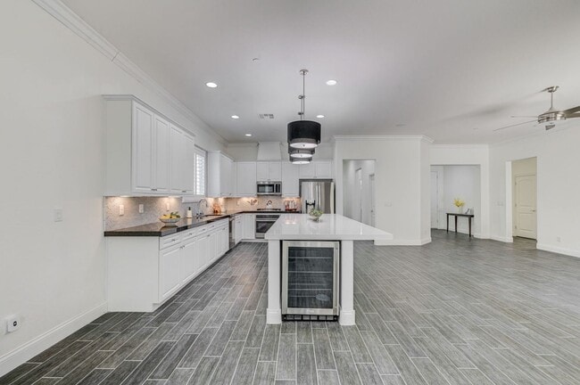 Building Photo - Luxury Single Story 3 Bedroom!