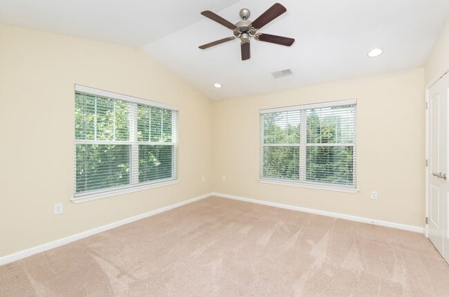 Building Photo - 2 Bedroom Townhouse- END UNIT - Everything You Need! Woodlands of Charlottesville *Only a $500 de...