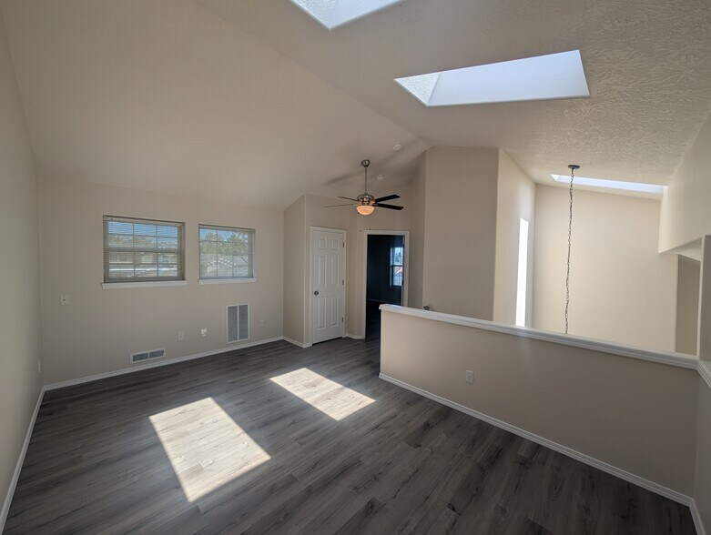 Building Photo - 6925 / 6927 Ridgetop Dr NE