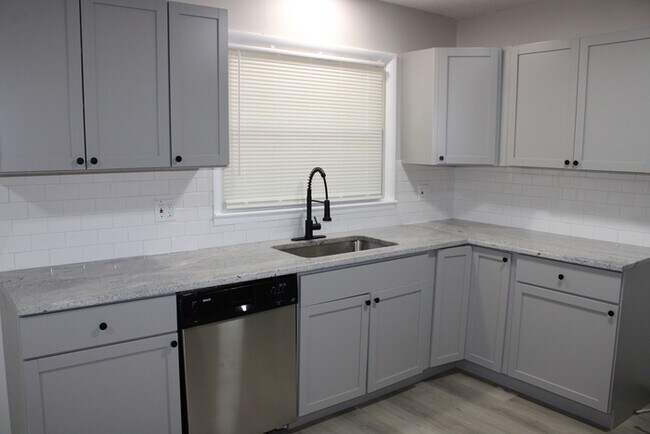 Building Photo - Spacious and beautiful 5 bedrooms and 2 full baths home located on E 47th St in Kansas City, MO