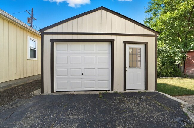Building Photo - 6 Bed/3 Bath Remodeled Hyde Park Home w/Ce...