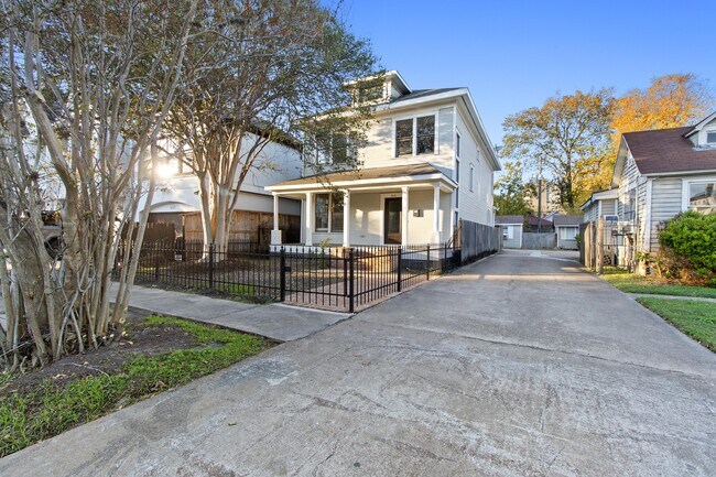 Side driveway goes to shared surface parking area in back - 515 W 17th St