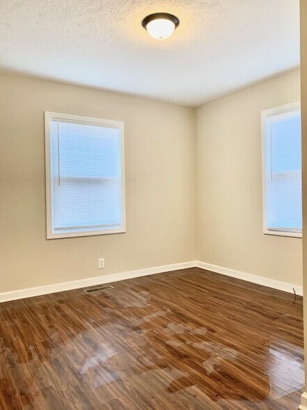 Building Photo - 3-Bedroom Woodlawn Retreat with Gleaming Hardwoods & Spacious Layout!