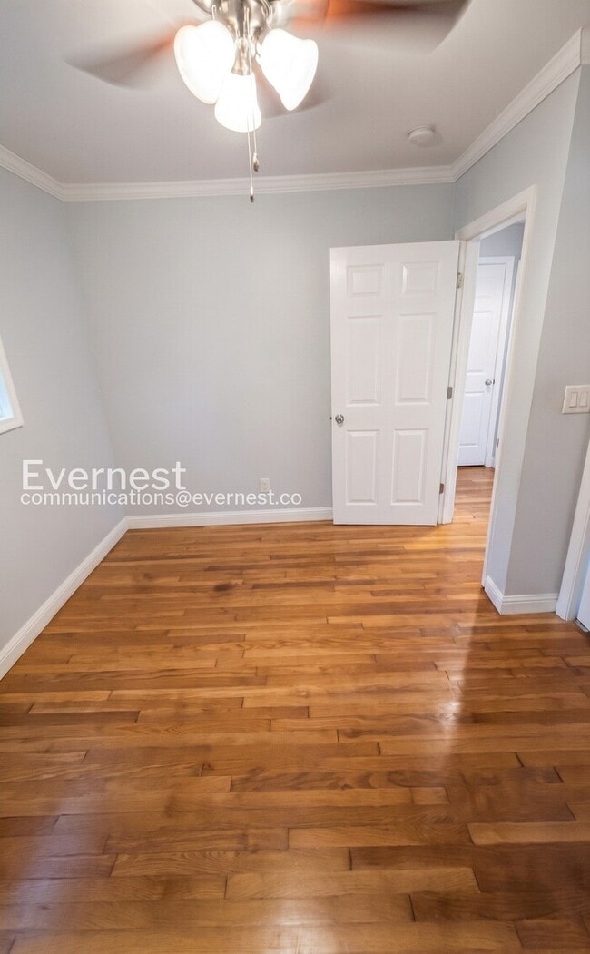 Building Photo - 2 Bed/1 Bath Home with Garage / Available Now!