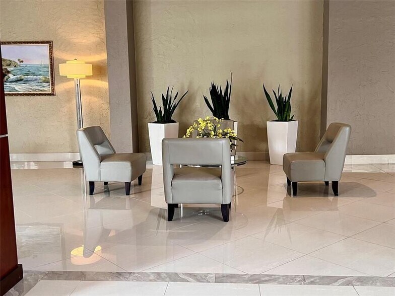 Building Photo - 4250 Galt Ocean Dr