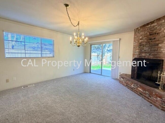 Building Photo - Beautiful 3-Bedroom Pebble Beach Home!