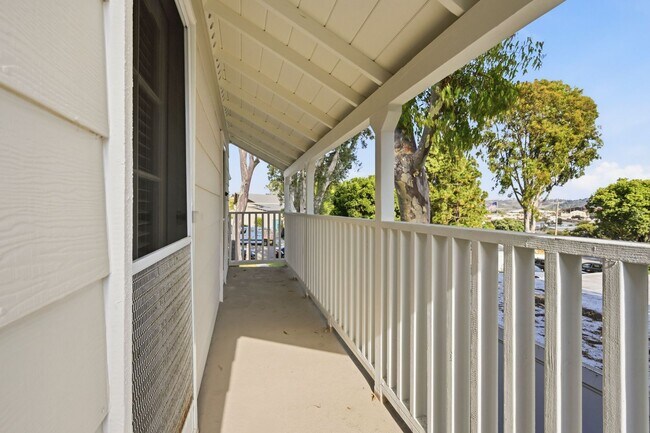 Building Photo - Remodeled 3bd/2.5bath steps from beaches, Racetrack, and Cedros Design district