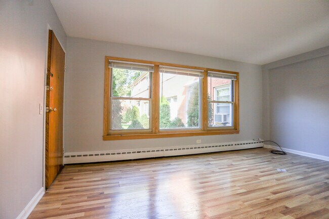 Building Photo - 2103 W Farragut Ave