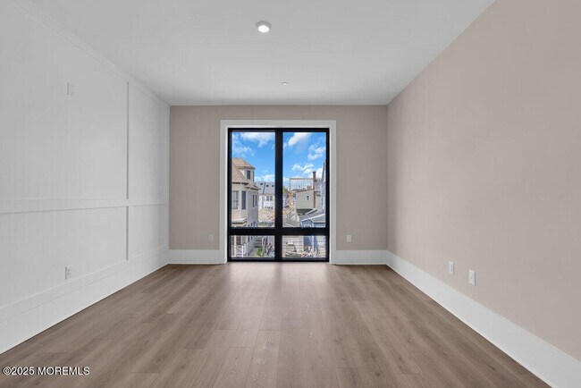 Building Photo - 218 3rd Ave