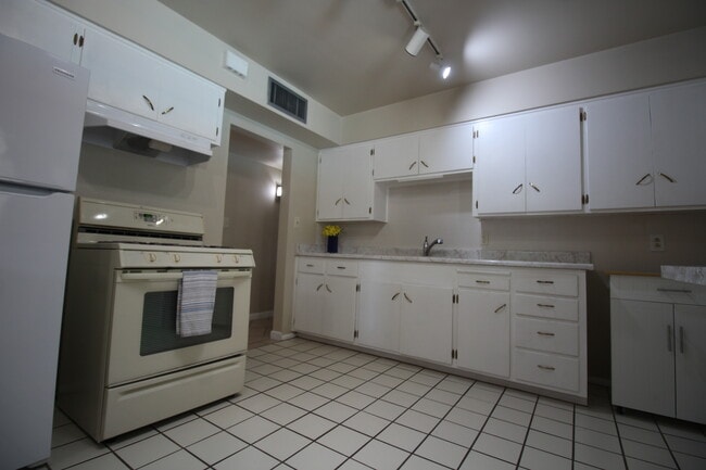 Kitchen - 1427 W 7th St