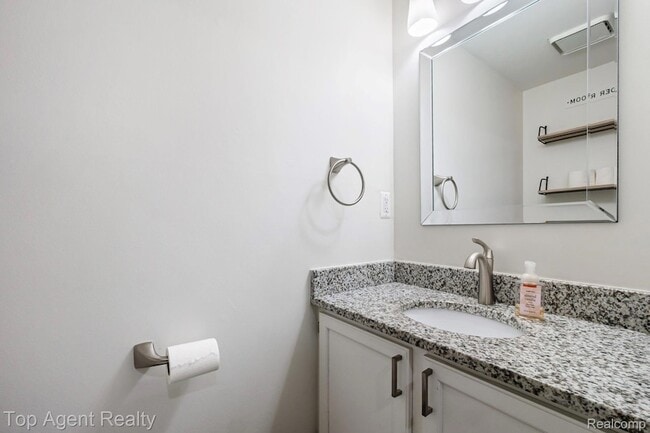 Building Photo - 38887 Country Cir