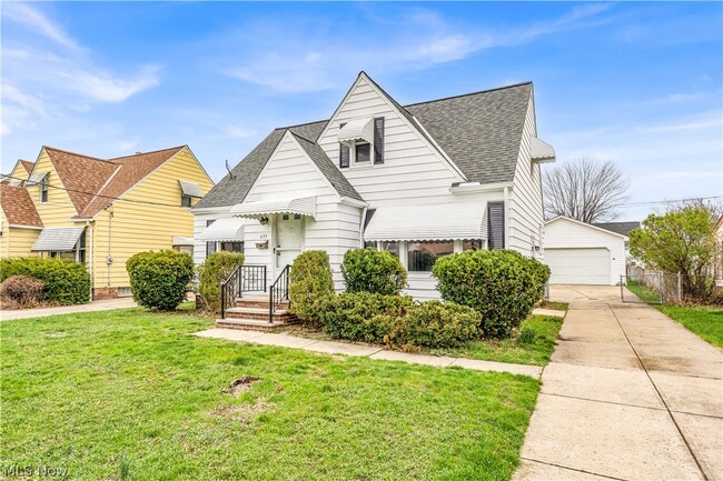 Building Photo - 655 E 240th St