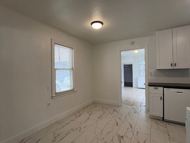 Building Photo - 3 Bedroom close to Campus!!