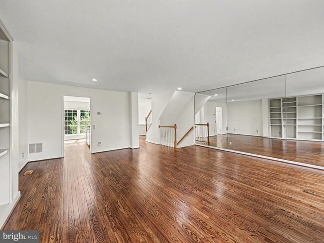 Building Photo - 11527 Bertram St