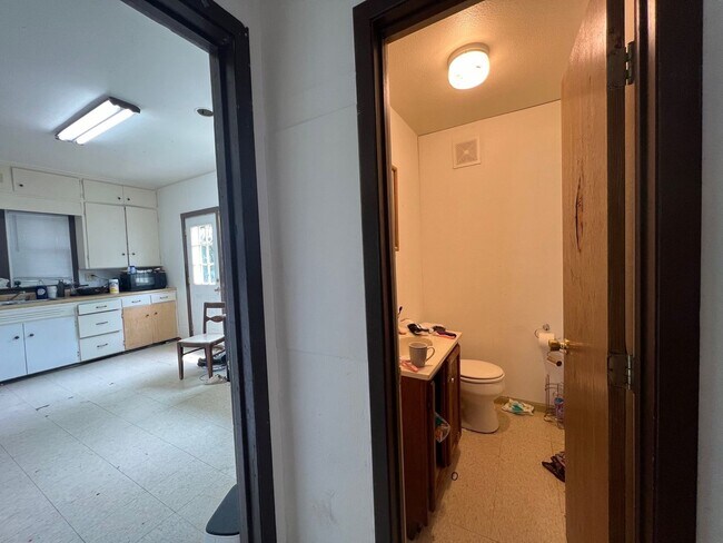 Building Photo - Over 2,000sf and 8 Bedrooms