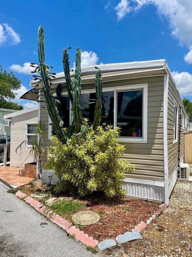 Building Photo - 14 Cedar St