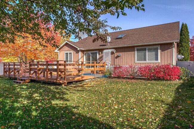 Building Photo - 2656-Square Foot Home with 4 Beds and 3 Ba...