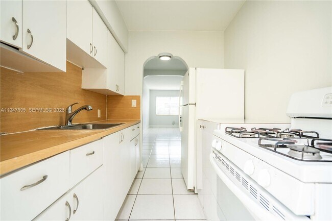 Building Photo - 7829 Carlyle Ave