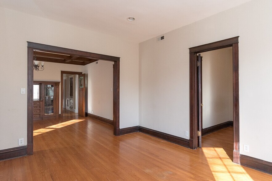 Building Photo - 1434 W Addison St