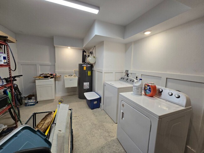 Building Photo - Stunning 2 Bed / 2.5 Bath Townhouse with G...