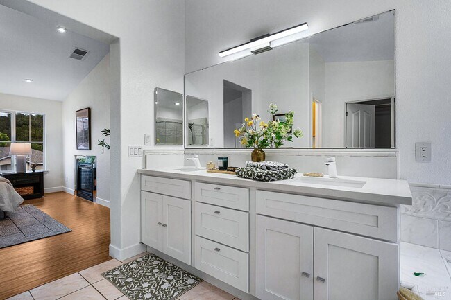 Building Photo - Luxury Living in Fountaingrove