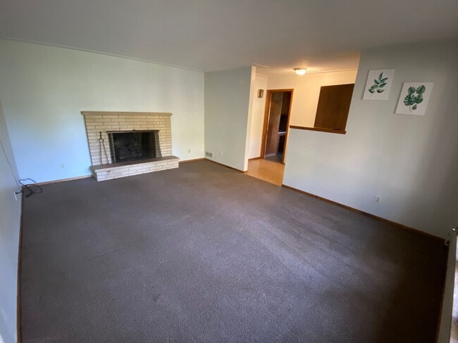 Building Photo - Great location 3 Bedroom house