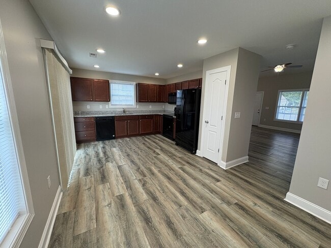 Building Photo - 505 Twisted Oak Dr NW