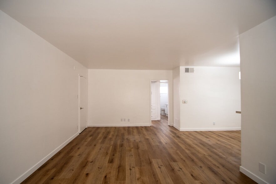 Building Photo - 14706 Dickens St