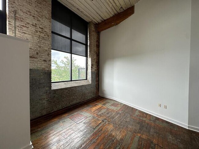 Building Photo - 300 South St