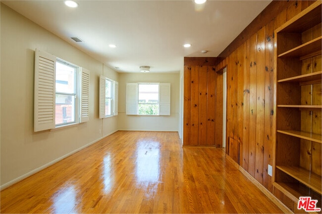 Building Photo - 10707 Flaxton St