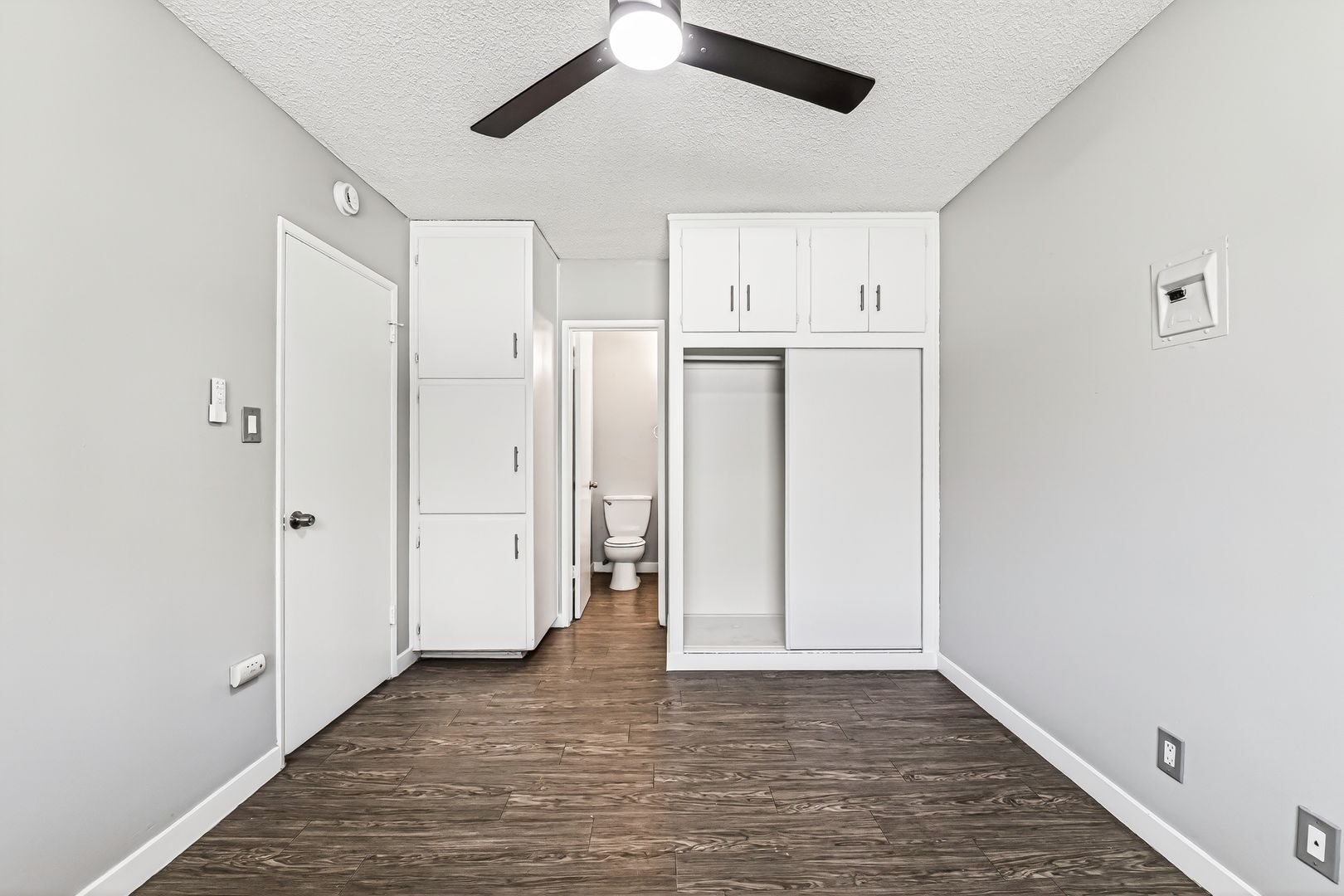 Building Photo - 539 E 11th St