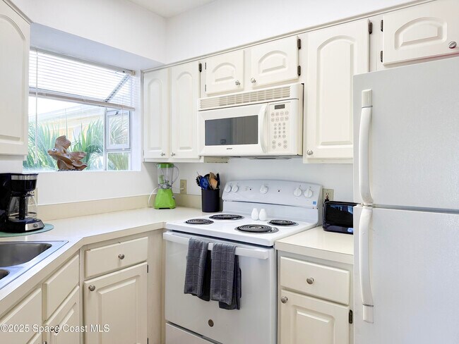 Building Photo - 1900 Brittany Dr