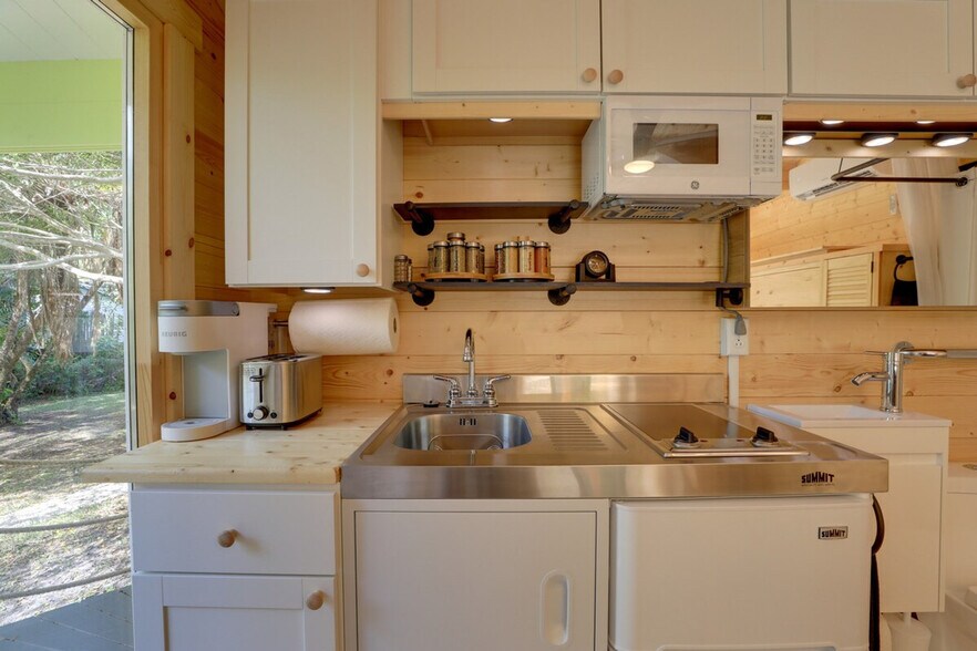 Building Photo - 927 22nd St W