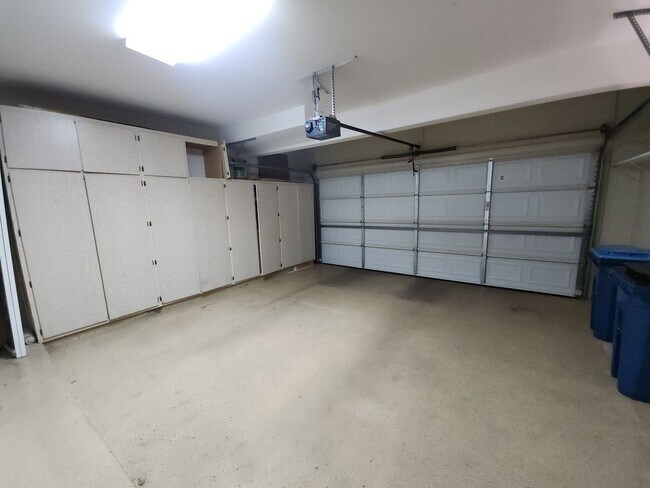 Building Photo - Immaculate Two Story Townhouse style Condo in Summerlin.