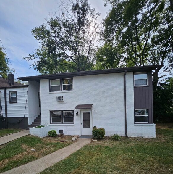 FRONT OF APT - 2400 Eden St