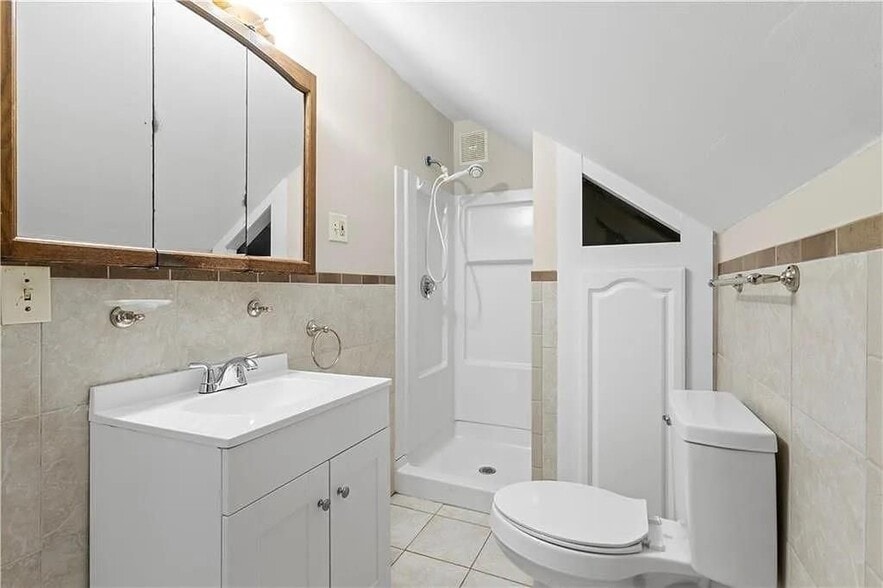 Building Photo - 715 Elm St