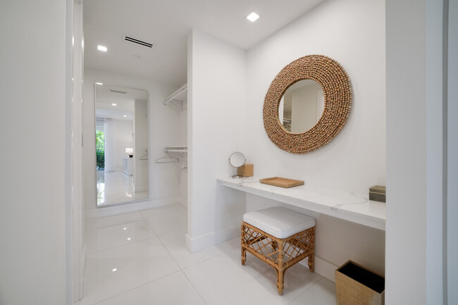 Building Photo - 19117 Fisher Island Dr