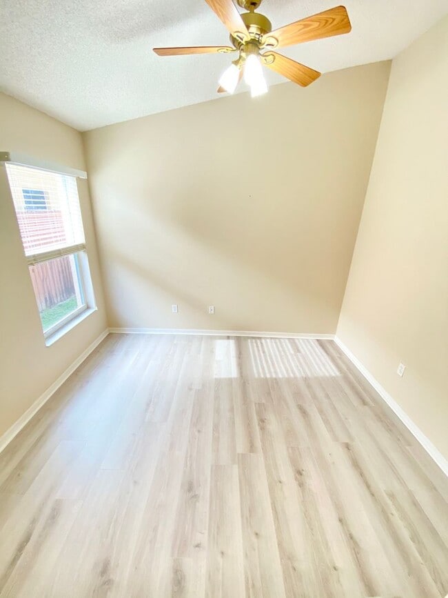 Building Photo - Beautiful Home with Water View in Waterfor...