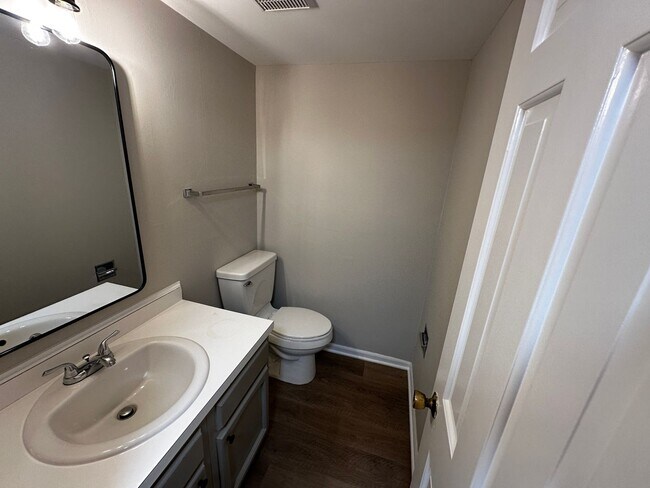 Building Photo - Available to View on 8/29! Luxurious Town ...