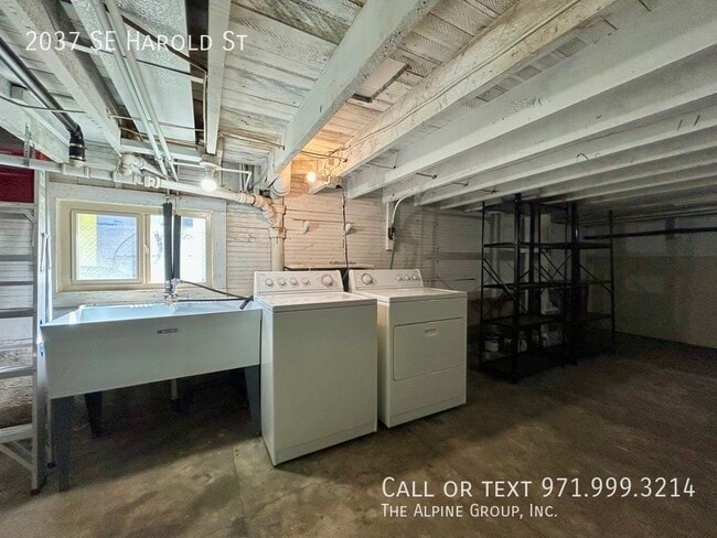 Building Photo - 2037 SE Harold St